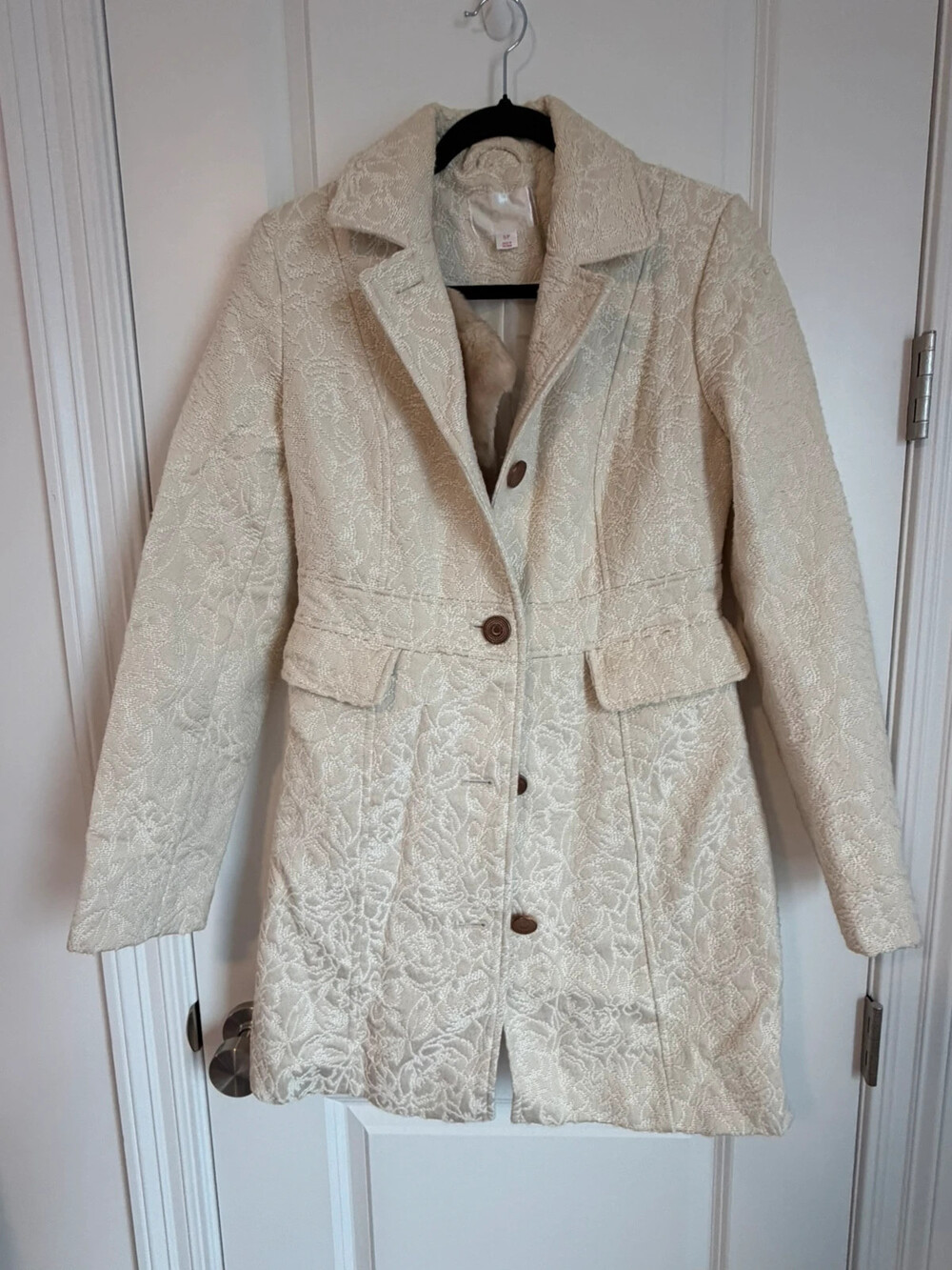 Xhiliration Cream jacket size small Get ready for winter